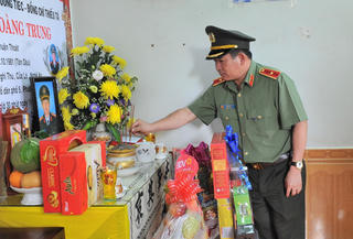 Thiếu tướng Đinh Văn Nơi đến thăm gia đình liệt sĩ, cán bộ Công an bị thương tại Đắk Lắk