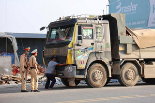 Hà Nội: Xử lý xe chở quá tải khu vực ngoại thành
