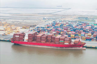 Ứng phó chính sách thuế quan biến động: Doanh nghiệp dồn lực đẩy mạnh xuất khẩu