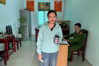 Thấy tài khoản có thêm 15 triệu đồng, người phụ nữ vội vã đi báo Công an