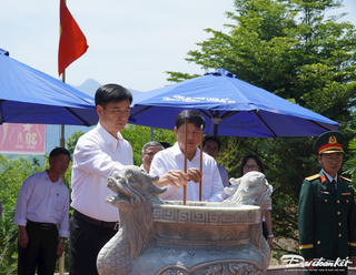 Chủ nhiệm UBKTTƯ Nguyễn Duy Ngọc dâng hương tại Nhà bia di tích Ban Kiểm tra Khu ủy Khu 5