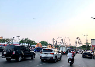 Đường phố Hạ Long nhộn nhịp trong ngày đầu kỳ nghỉ lễ