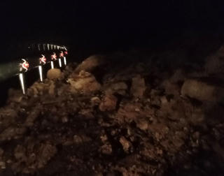 Quảng Nam: Sạt lở trên đèo Le khiến giao thông tuyến DDT611 bị chia cắt