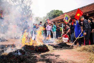 Về làng Thị Cấm xem người dân thi thổi lửa nấu cơm dịp đầu năm mới
