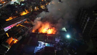 Cháy lớn tại kho hàng trên phố Định Công, cột khói bốc cao hàng chục mét