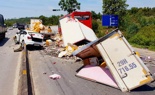 Hiện trường xe đông lạnh đâm 3 ô tô đang dừng đèn đỏ, QL1 ách tắc nhiều giờ