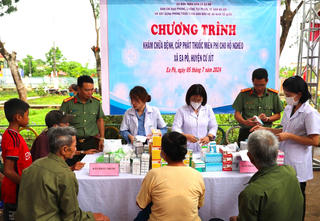 Công an tỉnh Đắk Nông khám bệnh, cấp phát thuốc miễn phí cho người dân xã Ea Pô
