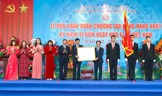 Trường THPT tốp đầu Hà Nội đón nhận Huân chương Lao động hạng Nhất