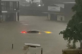 Thái Nguyên mưa lớn, ô tô chìm nghỉm trong nước