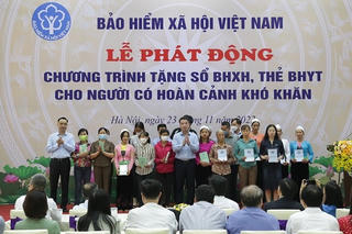 Phát động Chương trình tặng sổ bảo hiểm xã hội, thẻ bảo hiểm y tế cho người có hoàn cảnh khó khăn