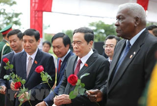 Chủ tịch Quốc hội Chính quyền Nhân dân Cộng hòa Cuba dâng hoa tưởng niệm Lãnh tụ Fidel Castro