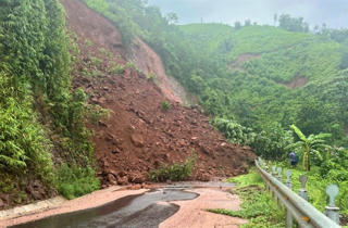Quảng Nam: Mưa lớn gây sạt lở, ngập lụt ở vùng cao