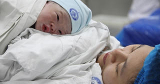 Hình ảnh công dân nhí đầu tiên của năm 2024 chào đời ở Hà Nội