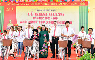 Trưởng Ban Dân vận Trung ương, Tổng Kiểm toán Nhà nước dự khai giảng tại trường vùng cao huyện Đà Bắc