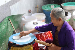 Tất bật làng bánh đa nem Đắc Châu