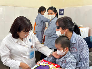 Ung thư mắt ở trẻ em: Chỉ 30% bệnh nhi được phát hiện sớm