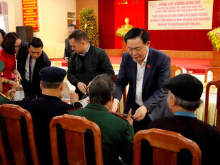 Chủ tịch Quốc hội thăm, tặng quà cho gia đình chính sách và hộ có hoàn cảnh khó khăn ở Yên Bái