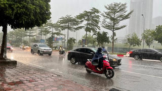 Cảnh báo dông, lốc, sét, mưa lớn cục bộ ở nhiều khu vực