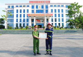 Tuyên Quang: Chủ tịch tỉnh tặng Bằng khen cho chiến sĩ 'giải cứu' hơn 100 HS mắc kẹt