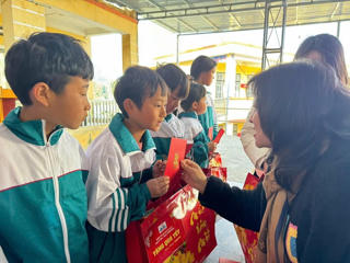 Niềm vui 'gieo chữ' trên vùng cao