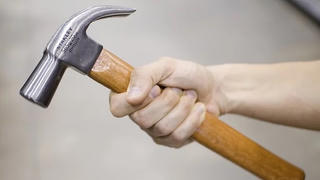 Quảng Ninh: Nửa đêm đột nhập vào quán đồ nướng tấn công con gái ông chủ