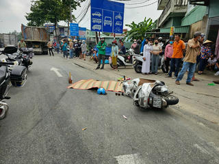 Bình Dương: Xe ben lấn làn gây tai nạn thương tâm