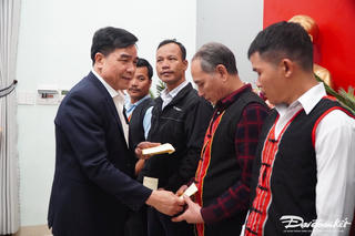 Chủ tịch tỉnh Quảng Nam thăm và chúc Tết già làng, người uy tín