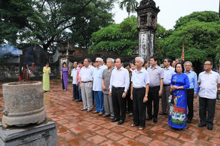 [Ảnh] Phó Chủ tịch - Tổng Thư ký Lê Tiến Châu dâng hương tại Đền thờ vua Đinh, vua Lê