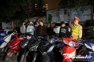 'Xuyên đêm' theo chân Cảnh sát giao thông Hà Nội