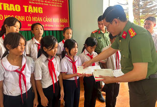 Công an Đắk Nông tặng gần 1.000 thẻ bảo hiểm y tế cho học sinh hoàn cảnh khó khăn