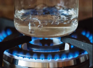 Phát hiện cách loại bỏ tới 80% hạt vi nhựa trong nước uống hàng ngày