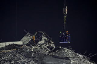 Người phụ nữ sống sót thần kỳ dưới đống đổ nát sau 60 giờ động đất