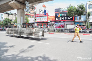 Xử phạt hàng loạt tài xế chở hàng cồng kềnh ở Hà Nội gây mất an toàn giao thông