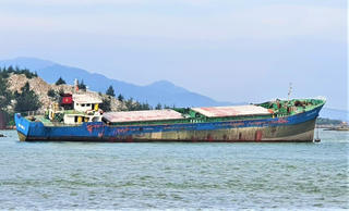 Quảng Ngãi: Tàu hàng bị mắc cạn ở vùng biển Dung Quất