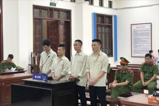 Lĩnh án tù vì 'trả thù người bấm còi ô tô'