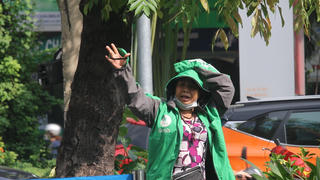 Xe ôm xe dù 'túm năm tụm bảy' chèo kéo khách tại ga Cát Linh    