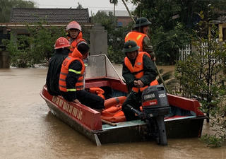 Huế: Mưa lớn, một người dân bị nước lũ cuốn mất tích