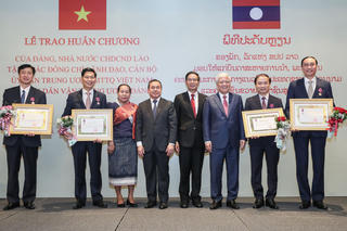 Đảng, Nhà nước Lào trao Huân chương tặng lãnh đạo UBTƯ MTTQ Việt Nam và Ban Dân vận Trung ương