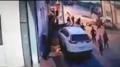 [Video] Kinh hoàng PGĐ đâm xe vào công ty vợ làm 4 người thương vong