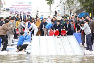 Nam Định: Thả 1 triệu con giống thủy sản xuống sông Hồng