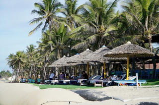 TP Đà Nẵng: Xử lý tình trạng bán hàng rong, chèo kéo khách du lịch