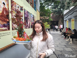 Rằm tháng Chạp, Chùa Hà tấp nập người trẻ đến dâng lễ