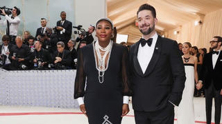 Serena Williams thông báo mang thai trên thảm đỏ Met Gala