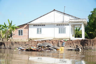 Vĩnh Long: Khẩn trương hỗ trợ giúp dân sau trận sạt lở chưa từng có