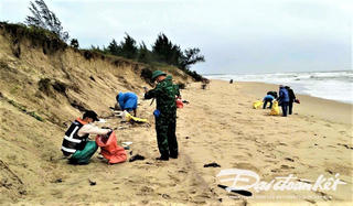 Quảng Nam: Thu gom được 7 tấn dầu vón cục trôi dạt vào bờ biển