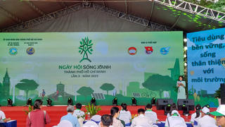 Người dân đổi rác lấy quà tại Ngày hội sống xanh TP HCM lần 3 năm 2023