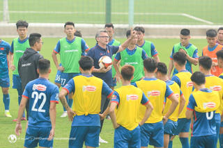 ĐT Việt Nam cùng tập luyện với 'đàn em' U23 