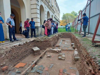 Cần những bước đi thận trọng khi khôi phục điện Kính Thiên