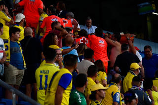 Một cổ động viên nguy kịch trong trận đấu giữa Barcelona và Cadiz