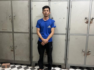 Dùng kiếm chém trọng thương người đến nhà phá cửa kính, nam thanh niên bị khởi tố